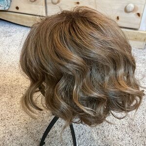 Paula Young Mya wig
Honey Rooted color